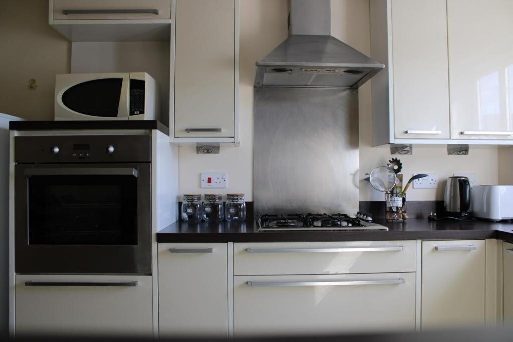 Two Bedroom Apartment, Free Parking, Close To Uclan And Free Wifi Preston  Esterno foto